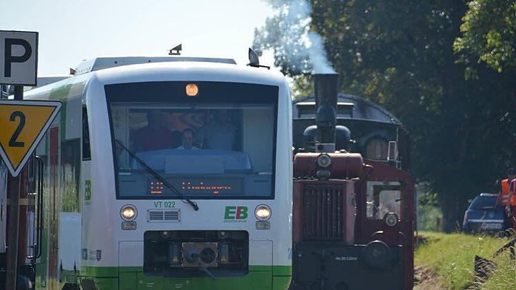 Alt und neu: Das Unterfranken-Shuttle der Erfurter Bahn und eine Garnitur des Rhönzügles.