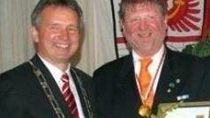 24 Jahre war Hans Wernlein im Gemeinderat und erhielt bei seinem Ausscheiden die Goldene Bürgermedaille; links Bürgermeister Werner Diersch. Foto: privat