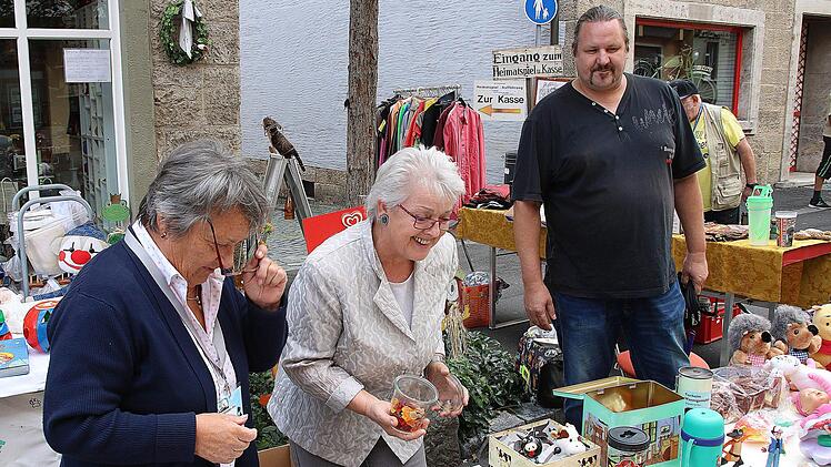 Am Stand des Tierheim und Tierschutzvereins waren unter anderem Annemarie Weese, Inge Ertel und Wolfgang Kern ununterbrochen im Einsatz und verkauften Lose. Foto: Dieter Britz