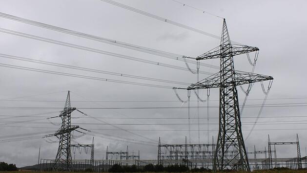 Das Umspannwerk bei Redwitz besteht seit vielen Jahrzehnten.   Vor rund 25 Jahren ist es auf die jetzige Gr&ouml;&szlig;e angewachsen. Ein Teil der Fl&auml;che dehnt sich auf Marktzeulner Gemeindegebiet aus. Noch mehr Masten werden in der Region abgelehnt.R. Popp