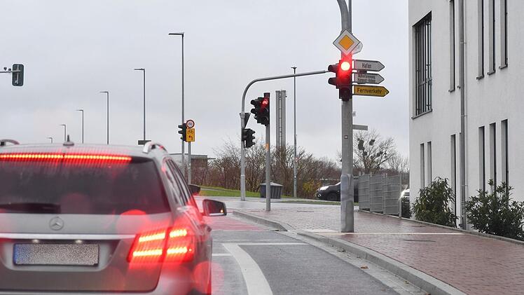 An der Kreuzung Magazinstraße/Margaretendamm müssen die Radfahrer in Richtung  Gaustadt vor der Europabrücke derzeit noch die Seite wechseln.  Der Anschluss wird erst im kommenden Jahr gebaut. Foto: Ronald Rinklef