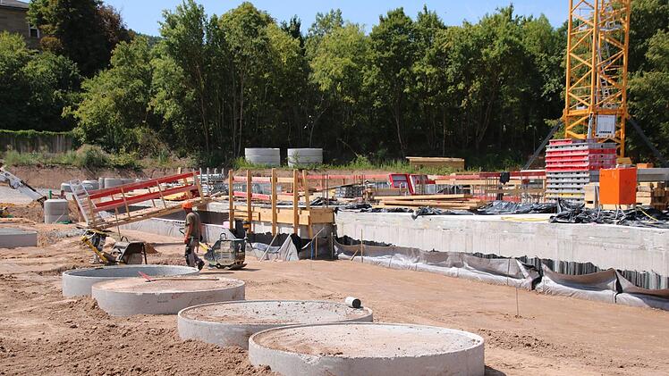Mit Beton aufgefüllte Brunnenringe werden dort errichtet, wo es keinen Keller gibt. Thomas Malz