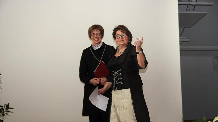 Kreisbäuerin Evi Derrer (rechts) und Regionalbischöfin Gisela BornowskiRichard Sänger