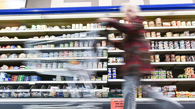 Die Kunden fassten den R&auml;uber und verhinderten Schlimmeres. Symbolfoto: Uwe Anspach/dpa