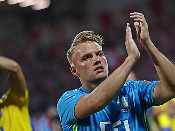 Lukas Wenzel aus Steinach hat es vor seiner k&uuml;rzlichen Fu&szlig;verletzung als Stammkeeper ins Tor des Nordost-Regionalligisten Lokomotive Leipzig geschafft. Mit dem Traditionsverein m&ouml;chte der 20-J&auml;hrige die R&uuml;ckkehr in den Profifu&szlig;ball schaffen. Foto: Elke Bahrdt