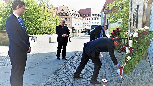 Zu ihrem ersten gemeinsamen öffentlichen Termin kamen die drei Bürgermeister zur Kranzniederlegung vor den Mahntafeln auf der Unteren Brücke. Foto: Julian Megerle