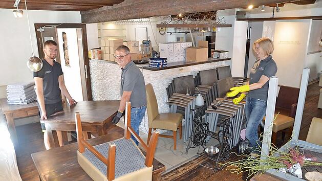 Im Bayerischen Hof wird umgebaut: Gianluca, Domenico und Gabi Negri (von links) richten das "Casa Negri" ein. Im August soll das Lokal neu er&ouml;ffnet werden.  Foto: Bernhard Panzer