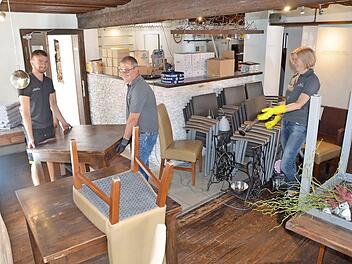Im Bayerischen Hof wird umgebaut: Gianluca, Domenico und Gabi Negri (von links) richten das "Casa Negri" ein. Im August soll das Lokal neu eröffnet werden.  Foto: Bernhard Panzer