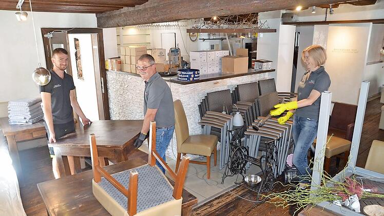 Im Bayerischen Hof wird umgebaut: Gianluca, Domenico und Gabi Negri (von links) richten das "Casa Negri" ein. Im August soll das Lokal neu eröffnet werden.  Foto: Bernhard Panzer