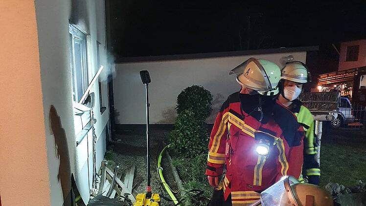 Ebermannstadt: Großaufgebot der Feuerwehr: zehn Einsatzfahrzeuge wegen Kellerbrand