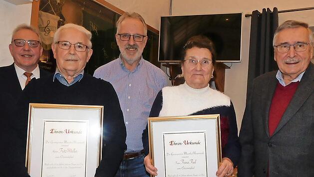 Trina Fial (Zweite von rechts) und Fritz Müller (Zweiter von links) wurden zu Ehrenmitgliedern ernannt. Bürgermeister Harald Hübner (von links), Vorsitzender Fred Sadel und Dirigent Manfred Bauriedel gratulierten den langjährigen Mitgliedern.
