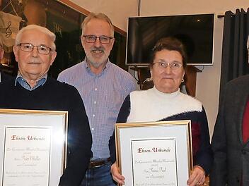 Trina Fial (Zweite von rechts) und Fritz Müller (Zweiter von links) wurden zu Ehrenmitgliedern ernannt. Bürgermeister Harald Hübner (von links), Vorsitzender Fred Sadel und Dirigent Manfred Bauriedel gratulierten den langjährigen Mitgliedern.