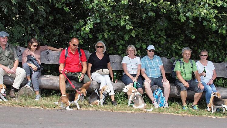 An einer Quelle hat die Gruppe Pause gemacht.
