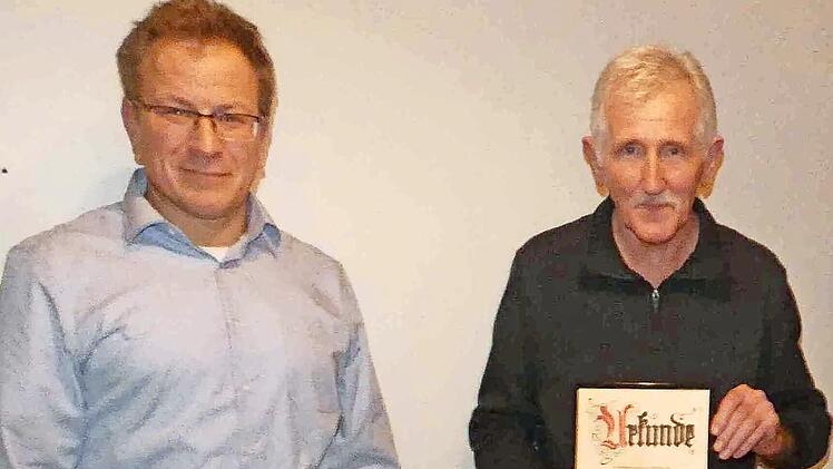 Vorsitzender Bernhard Lunz mit dem neuen Ehrenmitglied Willi Seeberger