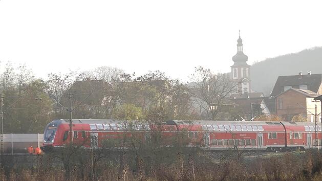 Regionalexpress kollidiert bei Zellingen mit Kran