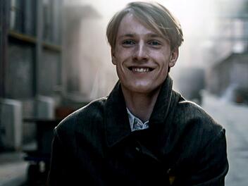 Cioma Sch&ouml;nhaus (Louis Hofmann) m&ouml;chte sich nicht den Spa&szlig; am Leben nehmen lassen. Unter falscher Identit&auml;t lebt der Jude im Berlin der 1940er-Jahre mitten unter Nazis - ein riskantes Spiel.