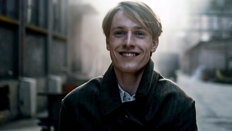 Cioma Schönhaus (Louis Hofmann) möchte sich nicht den Spaß am Leben nehmen lassen. Unter falscher Identität lebt der Jude im Berlin der 1940er-Jahre mitten unter Nazis - ein riskantes Spiel.