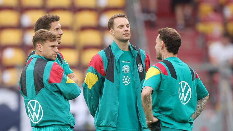Letzter Test gegen Finnland auf deutschem Boden vor der WM (von links): Joshua Kimmich, Leon Goretzka und R&uuml;ckkehrer Manuel Neuer schauen sich den Fu&szlig;ballplatz in Mainz vor dem Spiel an. Manuel Neuer musste dem sp&auml;teren Spielgeschehen noch leicht verletzt zuschauen.