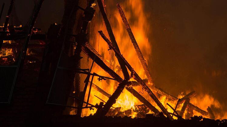 Am Dienstagnachmittag (06.08.2013) kam es in Aha zu einem Vollbrand einer Scheune. Der Brand wurde durch einen Blitzschlag ausgeloest. In der Scheune befanden sich zahlreiche Rinder, die aber noch rechtzeitig aus den Flammen befreit werden konnten. Personen kamen nach ersten Aussagen nicht zu Schaden. Insgesamt waren 150 Feuerwehrleute im Einsatz. Foto: News5 / Goppelt