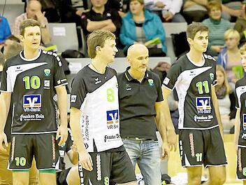 Lange Gesichter bei der VSG Coburg/Grub: Trainer Milan Maric und seine Spieler verloren gestern Abend auch das wichtige Spiel beim Tabellenvorletzten CV Mitteldeutschland klar in drei Sätzen und bleiben somit Schlusslicht in der 1. Liga. Foto: Archiv/Albert Höchstädter