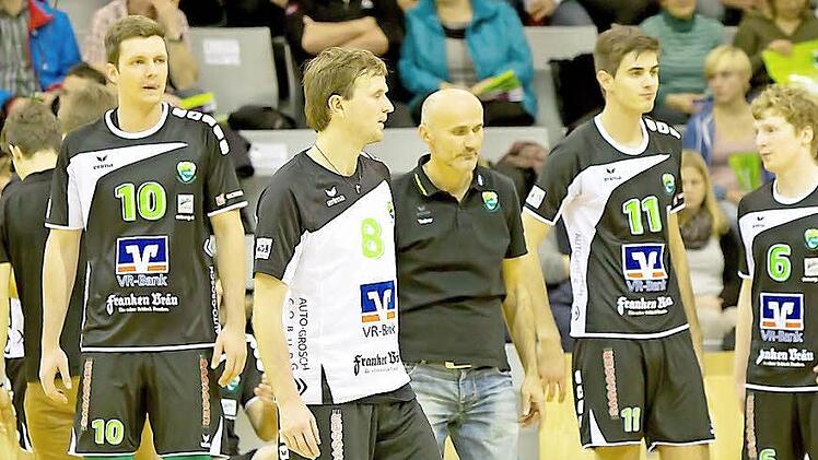 Lange Gesichter bei der VSG Coburg/Grub: Trainer Milan Maric und seine Spieler verloren gestern Abend auch das wichtige Spiel beim Tabellenvorletzten CV Mitteldeutschland klar in drei Sätzen und bleiben somit Schlusslicht in der 1. Liga. Foto: Archiv/Albert Höchstädter