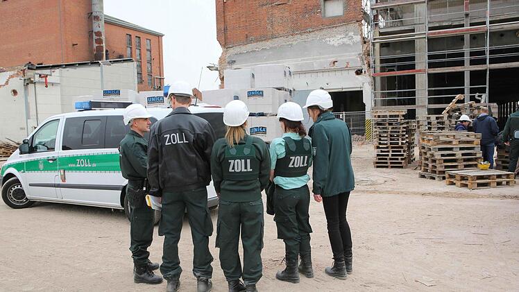 Großeinsatz auf einer Bamberger Baustelle. Einige Verstöße konnten die Zollbehörden feststellen.  Foto: riegerPress
