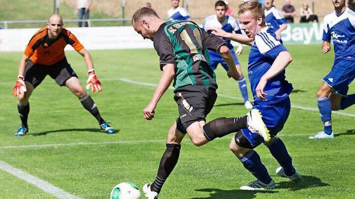 Der Eltersdorfer Maximilian Großmann (grünes Trikot) hat sich gegen Jonas Krüger bis zur Grundlinie vorgekämpft. Seine Hereingabe wird allerdings später von Marcel Burkard (rechts) abgefangen.
