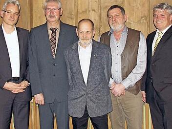 Im Bild Huhtamaki-Manager Gernot Becker (links) und Betriebsratsvorsitzender Peter Knust (rechts), dazwischen die 40er-Jubilare (von links) Lagerverwalter Hans Schrepfer, Gerhard Lengenfelder (Qualitätskontrolle) und Energieelektroniker Richard Schmitt Foto: privat