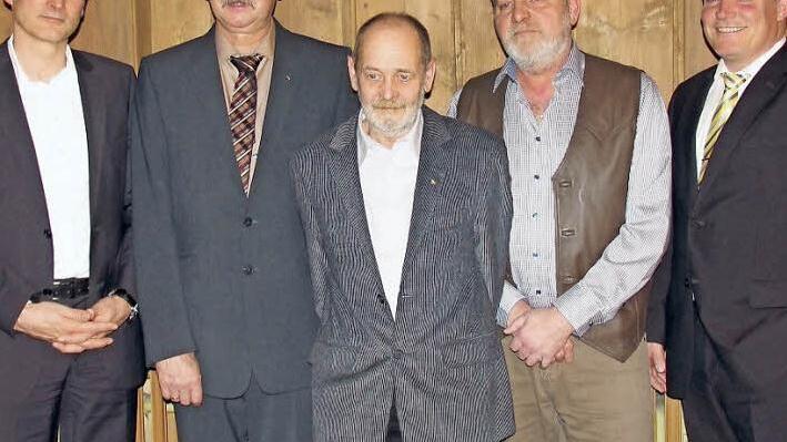 Im Bild Huhtamaki-Manager Gernot Becker (links) und Betriebsratsvorsitzender Peter Knust (rechts), dazwischen die 40er-Jubilare (von links) Lagerverwalter Hans Schrepfer, Gerhard Lengenfelder (Qualitätskontrolle) und Energieelektroniker Richard Schmitt Foto: privat