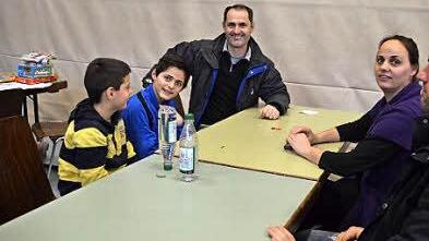 Glücklich, erst einmal angekommen zu sein, ist diese Familie aus dem Kosovo im Quartier in der Frankenhalle. Fotos: Rainer Lutz