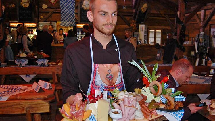 Erster Abend in der Oktoberfest-Hüttn.  Foto: Sigismund von Dobschütz