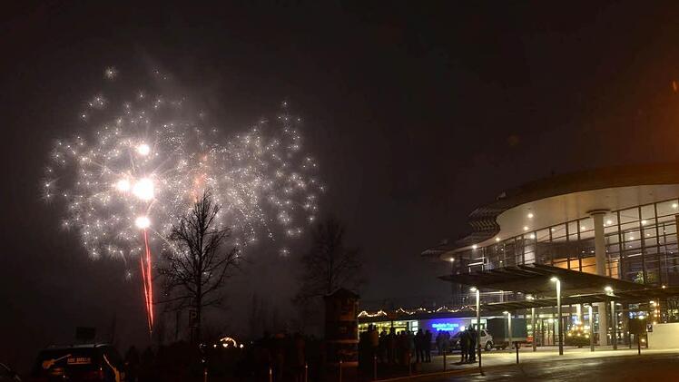 Nur bodennahes Feuerwerk war am Silvesterabend in Bad Kissingen gut zu sehen.  Foto: Peter Rauch