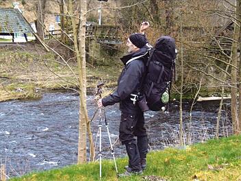 Es ist ein Ritual, am Ende der Tour einen Stein aus der Werra in die Selbitz zu werfen. Fotos: privat