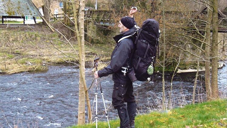Es ist ein Ritual, am Ende der Tour einen Stein aus der Werra in die Selbitz zu werfen. Fotos: privat