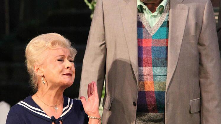 Inspector Slack (Walter Richter) und Mrs Price-Ridley (Hilde Volkmann) Foto: Jürgen Gärtner