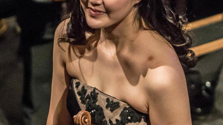 Die junge Geigerin Hyeyoon Park war die umjubelte Solistin beim Sinfoniekonzert im Landestheater. Unter der Leitung von Coburgs Generalmusikdirektor Roland Kluttig interpretierte sie das 1. Violinkonzert von Sergej Prokofjew. Foto: Jochen Berger