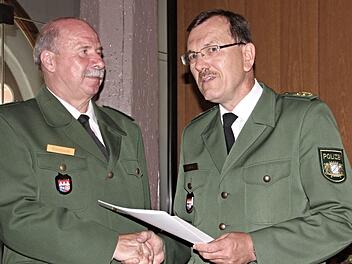 Jetzt ist es offiziell: Polizeipräsident Gerhard Kallert (rechts) überreicht an EPHK Jürgen Watzlawek die Ruhestandsurkunde.  Fotos: Helmut Will