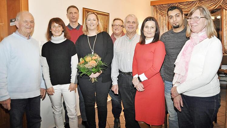 Vier neue Schulweghelfer verstärken künftig das Team in Burgkunstadt: Katja Wendorff ( Fünfte von links und weiter nach rechts) Bruno Kiefert, Verena Beck und Mamoon Ali-Mashhadami. Stellvertretend für alle Helferinnen und Helfer dankten Alfons Hrubesch (von links) Bürgermeisterin Christine Frieß, Polizeihauptkommissar Oliver Proft und Hanne Vetter (rechts). Silke Reichel (mit Blumen) schied nach sechs Jahren aus dem Einsatz aus. Foto: Ingrid Kohles