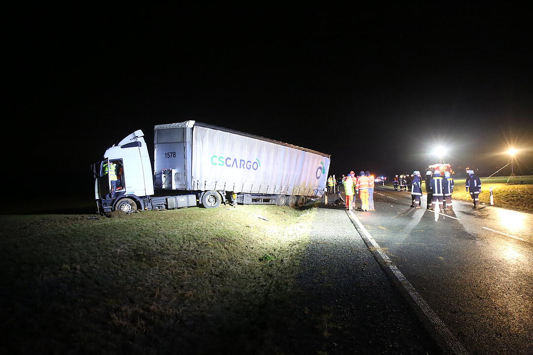 Kreis Kronach: Frontalzusammenstoß mit Lkw - Mutter und zwei Kinder teils schwer verletzt