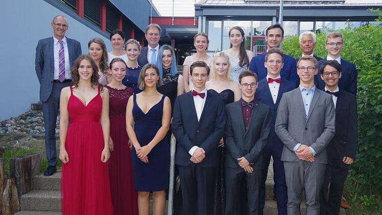 Das FWG mit Schulleiter Harald Weichert (hinten links) sowie Oberstufenkoordinator Hermann Werner (hinten, zweiter von rechts) freut sich über den Rekordjahrgang. Auch (hinten ab zweite von links) Zweite Bürgermeisterin Angela Hofmann und Landrat Klaus Löffler gratulierten. Foto: hs