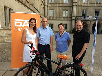 Erst gab es Ärger, und dann warteten die Organisatoren Christina Vatke, Volker Seifarth, Marita Nehring und Peter Ehrl (von links) auch noch vergeblich auf den Sieger des diesjährigen Wettbewerbs "Bike to Work".Foto: Oliver Schmidt
