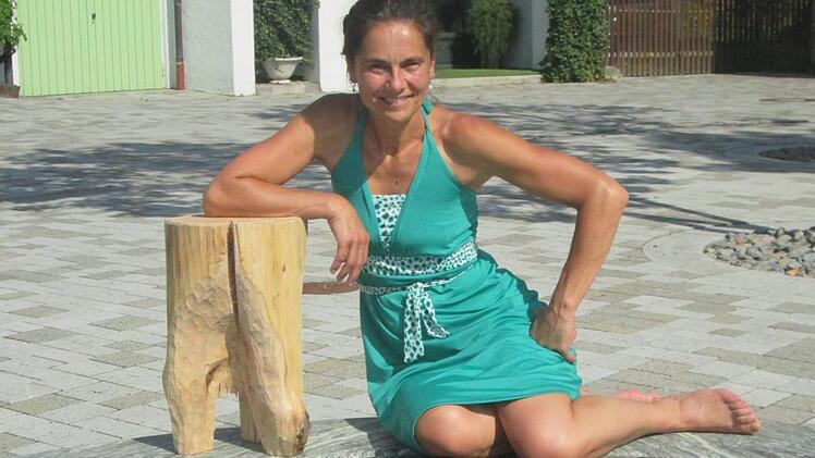 Carina Seufert fühlte dem Holz auf den Zahn und schuf ihr erstes selbst erarbeitetes Holzbildhauerstück.  Winfried Ehling