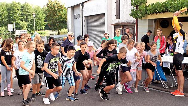 Lokalmatador Matthias Pfuhlmann (rechts) gab den Startschuss für den "Lauf gegen den Hunger" in Eltmann.  Fotos: Günther Geiling