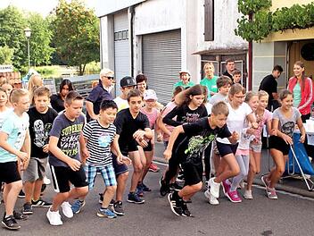 Lokalmatador Matthias Pfuhlmann (rechts) gab den Startschuss für den "Lauf gegen den Hunger" in Eltmann.  Fotos: Günther Geiling