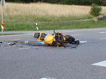 Bei einem schweren Motorradunfall bei Lichtenau kam ein 51-J&auml;hriger ums Leben - sein 10-j&auml;hriger Sohn &uuml;berlebte schwer verletzt.