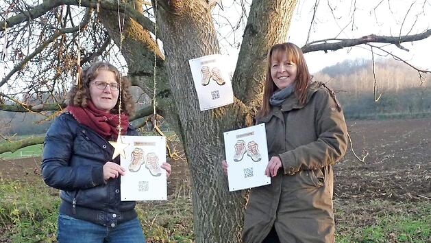 Karin Gebhardt (l.) und Anja Herrmann am Startpunk des Kirchehrenbacher Adventswegs  Foto: Jakob Neumeier