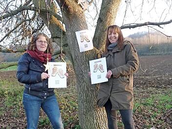 Karin Gebhardt (l.) und Anja Herrmann am Startpunk des Kirchehrenbacher Adventswegs  Foto: Jakob Neumeier