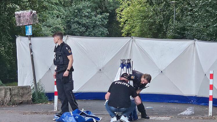 Fu&szlig;g&auml;nger stirbt nach Schl&auml;gen - Fahnder suchen Autofahrer