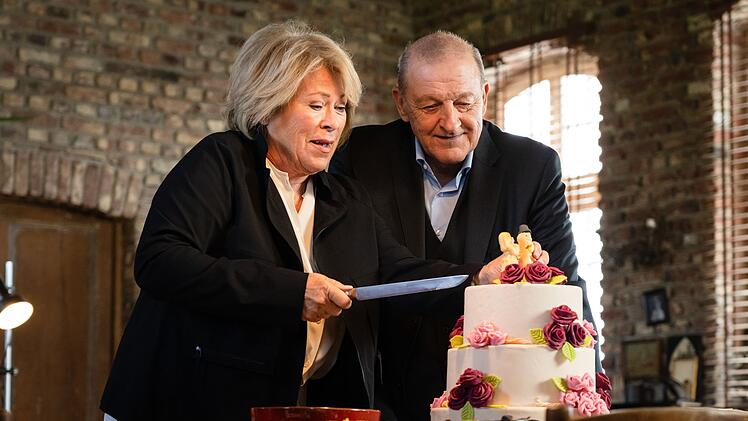 Gemeinsam schneiden Anna Springer (Rita Russek) und Wilsberg (Leonard Lansink) eine Torte an. Sie kommt aus Bielefeld.