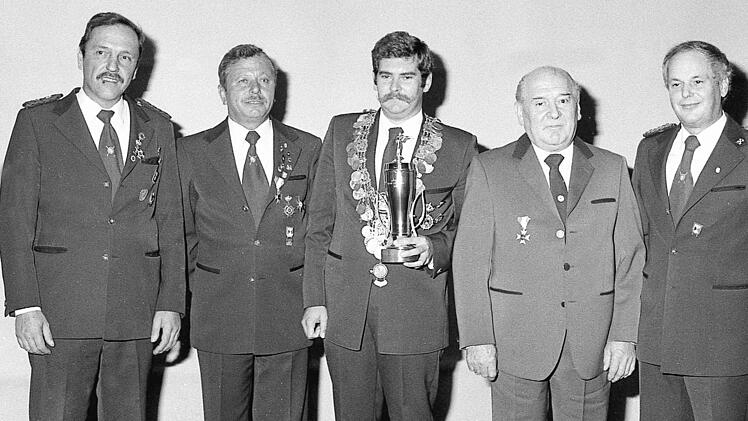 K&ouml;nigsschie&szlig;en der Sch&uuml;tzengesellschaft M&uuml;nnerstadt: Unser Bild zeigt die neuen W&uuml;rdentr&auml;ger mit (von links) 2. Sch&uuml;tzenmeister Karl-Heinz Mauer, Hans Kopp, K&ouml;nig Georg K&ouml;th, Hugo Seit und Sch&uuml;tzenmeister Walter K&ouml;th.